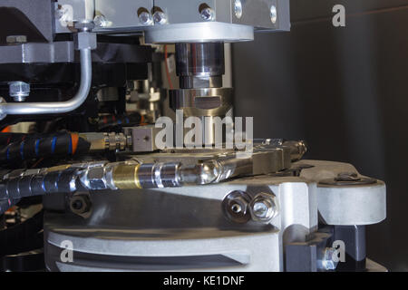 Le fonctionnement de la bouteille PET ou en plastique machine de soufflage de bouteilles. Banque D'Images