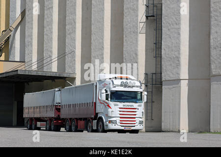 Salo, Finlande - le 27 mai 2016 : Scania r560 camion pour le transport du grain à l'extérieur du grenier dans le sud de la Finlande. Banque D'Images