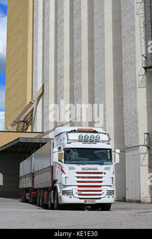 Salo, Finlande - le 27 mai 2016 : camion Scania pour le transport du grain à l'extérieur du hangar dans le sud de la Finlande. Banque D'Images