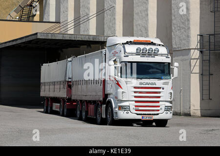 Salo, Finlande - le 27 mai 2016 : Scania r560 camion pour le transport du grain à l'extérieur du grenier dans le sud de la Finlande. Banque D'Images