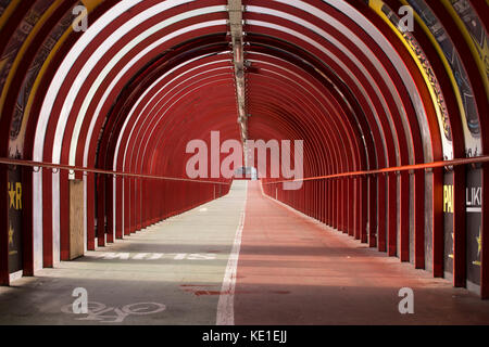 Finnieston marche tunnel. Interior shot. marche et voie cyclable. rouge et vert Banque D'Images