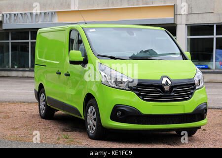 Raasepori, Finlande - 15 mai 2016 : lime green renault trafic dci 140 garé sur un chantier. Banque D'Images