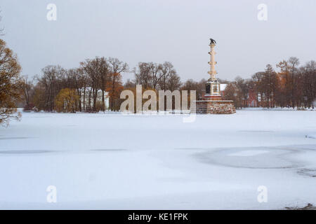 Chesme colonne et hall, le pavillon de l'île sur l'étang gelé dans la neige au début du mois de novembre l'hiver. Catherine park de Tsarskoïe Selo, Pouchkine, saint-Peters Banque D'Images