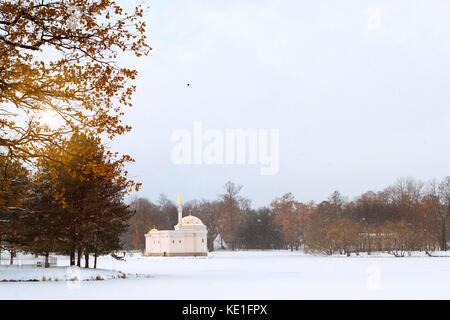 Bain turc pavilion sur étang gelé dans la neige au début du mois de novembre l'hiver. Catherine park de Tsarskoïe Selo, Pouchkine, Saint-Petersbourg, Russie. Banque D'Images