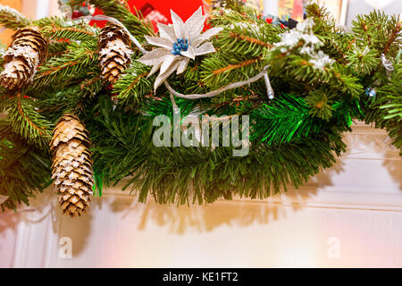 Branches d'épinette de Noël avec les cônes et festive décorations. Célébration du Nouvel An et de noël à la maison. des décorations de Noël et fonds de Banque D'Images