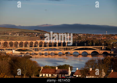 Ponts au-dessus de la rivière tweed, Berwick sur Tweed un train Arriva CrossCountry traverse le pont de la frontière royale en arrière-plan. Banque D'Images