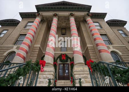 Janvier 1, 2016 San Marcos, Texas, USA : le palais de justice du comté de Hays dans la décoration de Noël, le bâtiment est reconnu par le registre national de His Banque D'Images