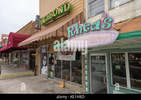 Janvier 1, 2016 San Marcos, Texas, États-Unis : petites façades de magasin dans le centre historique de la ville Banque D'Images