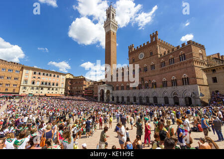 Sienne, Italie, 13 août 2017. vue de la piazza del campo lors du tirage des chevaux pour le célèbre Palio. Banque D'Images