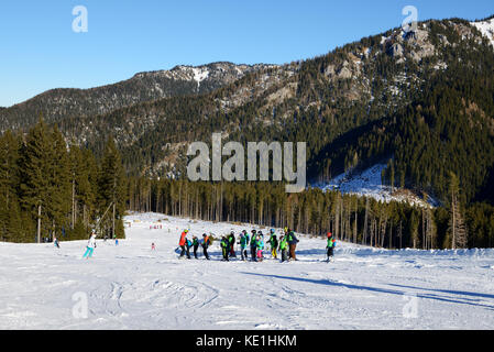 Jasna, Slovaquie - 23 janvier : la formation à l'école de ski est sur la pente à Jasna Basses Tatras. c'est la plus grande station de ski de Slovaquie avec 49 km de piste Banque D'Images