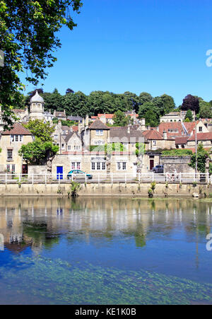 La rivière Avon, dans la ville de bradford-on-Avon, dans le Wiltshire. Banque D'Images