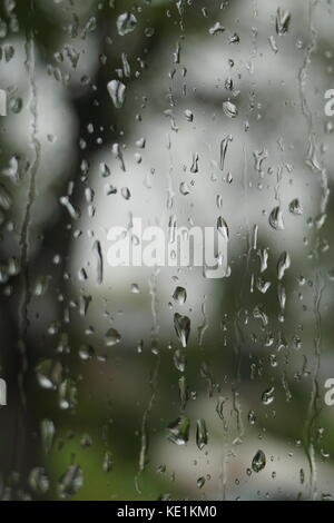 Shot verticale de jour de pluie par le biais d'une fenêtre tachés de pluie Banque D'Images