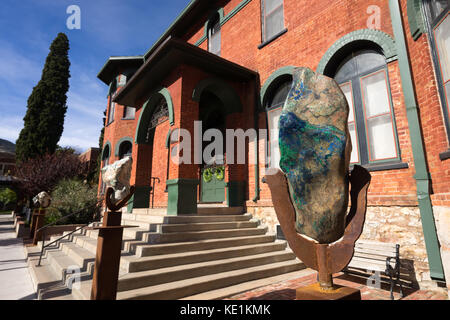 9 décembre 2015 bisbee, Arizona, USA : un grand minéral affiché à l'entrée du musée historique de bisbee mining &, une fois le siège de l'entreprise Banque D'Images