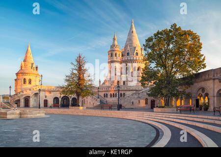Du bastion des pêcheurs, Budapest. image de le bastion des pêcheurs à Budapest, capitale de la Hongrie, pendant le lever du soleil. Banque D'Images