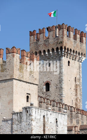 Sirmione, Italie. Vue rapprochée de pittoresque château scaliger remparts, près de l'entrée principale du château. Banque D'Images