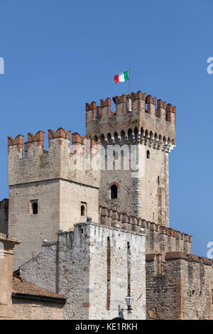 Sirmione, Italie. Vue rapprochée de pittoresque château scaliger remparts, près de l'entrée principale du château. Banque D'Images