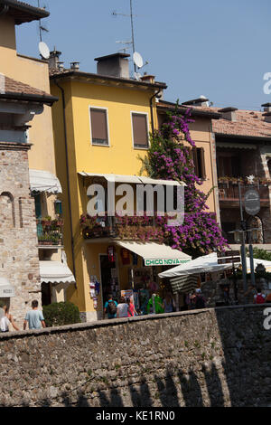 Sirmione, Italie. vue pittoresque de boutiques et restaurants de la via Dante à l'ombre de Château Scaliger. Banque D'Images