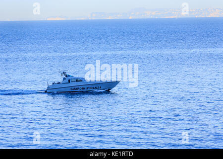 Bateau de la police italienne dans la Blue Water Banque D'Images