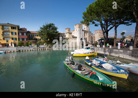 Sirmione, Italie. vue pittoresque sur les douves et entrée principale de Château Scaliger. Banque D'Images