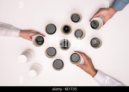 Vue supérieure de personnes prenant des tasses à café jetables isolated on white Banque D'Images