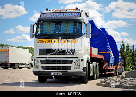 Paimio, Finlande - le 12 juin 2016 : Volvo fh chariot avec deux objets industriels sur la remorque en charge surdimensionnée iis stationné sur un arrêt de camion dans le sud de la finlande Banque D'Images