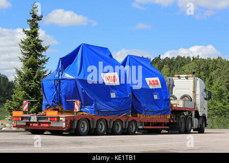 Paimio, Finlande - le 12 juin 2016 : Volvo fh chariot est prêt à transporter deux objets industriels sur la remorque en charge surdimensionnée dans le sud de la Finlande. Banque D'Images