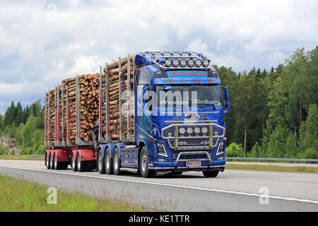 PAIMIO, FINLANDE - 10 JUIN 2016 : Volvo FH16 personnalisé de Punkorjuu Juha Holm Oy transporte du bois de pâte le long de l'autoroute. L'usine de bioproduits de Metsa Group, cu Banque D'Images