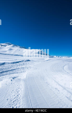Chemin de la neige de surface de piste de ski, texture de velours côtelé, selective focus Banque D'Images