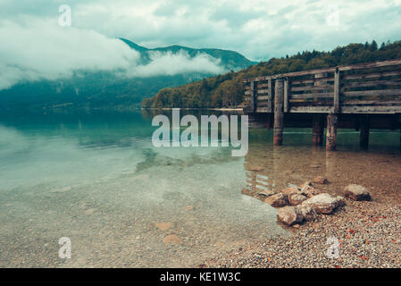 Jetée en bois sur le lac de Bohinj en slovène Triglav national park Banque D'Images