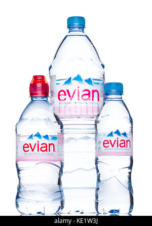 LONDRES, Royaume-Uni - 29 MAI 2017 : bouteilles d'eau minérale naturelle d'Evian sur fond blanc. Fabriqué en France. Différentes tailles Banque D'Images