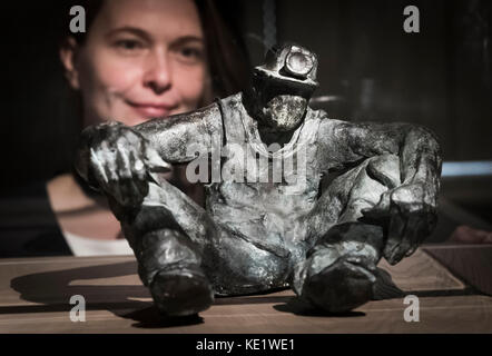 Kathryn Wilson, employée de la galerie, voit une sculpture de bronze intitulée Miner par l'artiste Alistair Brookes lors d'un aperçu de la galerie d'art minier à Bishop Auckland, dans le comté de Durham. Banque D'Images