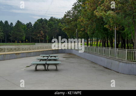 Un jeu de tennis de table fabriqués à partir de composants du béton dans populaires parc nord, vrabnitsa, Sofia, Bulgarie Banque D'Images