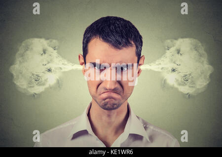 Closeup portrait de jeune homme en colère, soufflant de la vapeur qui sort des oreilles, sur le point de rupture atomique nerveux fond gris isolé négative de l'humain. Banque D'Images