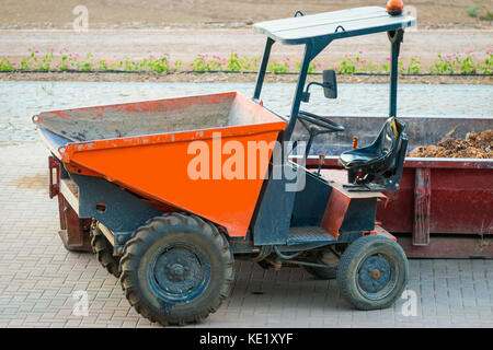 Peu de construction et de gravats benne transporteur container Banque D'Images