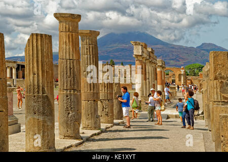 Façon arcadienne avec des colonnes doriques au Forum dans les ruines de la ville romaine de Pompéi à Pompei Scavi près de Naples, Italie. Le Vésuve au loin. Banque D'Images
