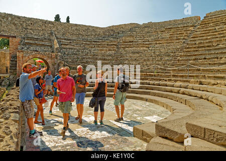 Odeon petit amphithéâtre dans les ruines de la ville romaine de Pompéi à Pompei Scavi près de Naples, Italie. Banque D'Images