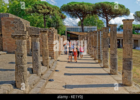 Quadriportico, un quadrilatère de la Scavi entrée de la ville romaine de Pompéi ruines de Pompéi Scavi près de Naples, Italie. Banque D'Images