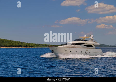 Yacht à moteur sur la rivière Cikola près de Sibenik, Croatie. Banque D'Images