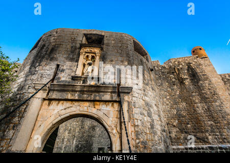 Vue panoramique historique à l'ancienne Porte Pile, célèbre dans l'entrée de la vieille ville de Dubrovnik, Croatie europe. Banque D'Images