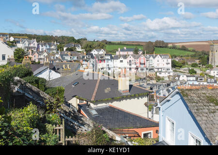 Vue sur les toits et maisons colorées dans la célèbre ville de Devon Salcombe Banque D'Images