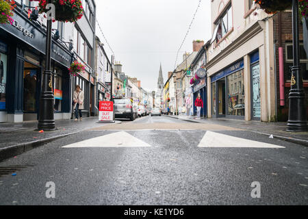 Ennis, Irlande - août 12, 2017 ; petite ville typique rue Irlande sceneon nuageux jour humide. Banque D'Images