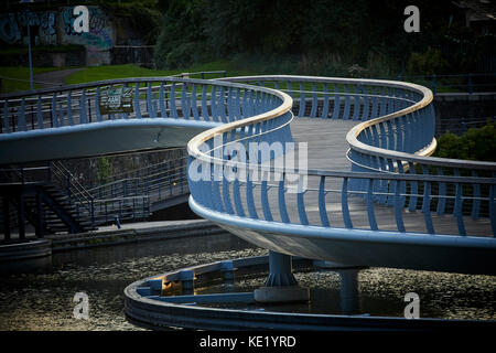 Passerelle pour piétons entre le parc du château d'enroulement et Finzels Reach nommé pont du château dans le centre-ville de Bristol Banque D'Images