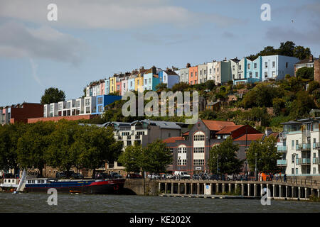 Maisons de couleurs sur la colline sur le port, le centre-ville de Bristol Banque D'Images