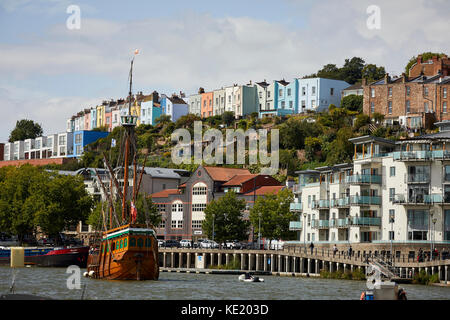 Maisons de couleurs sur la colline sur le port, le centre-ville de Bristol Banque D'Images