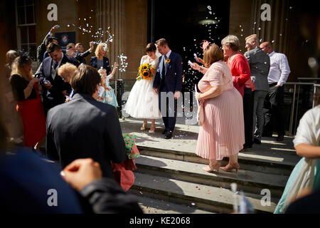 Mariage, foule vous jeter des confettis, au départ de l'Office de registre Maïs Street Bristol Bristol city centre Banque D'Images