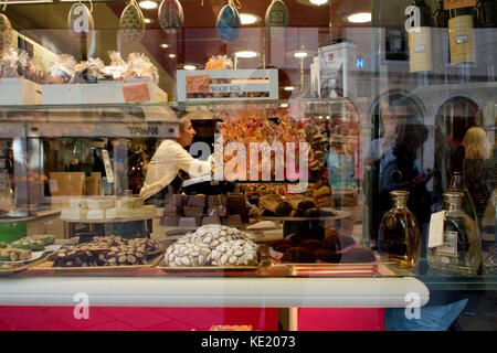 Venise, Italie - octobre 7 , 2017 : boutique de bonbons, vue par la fenêtre Banque D'Images