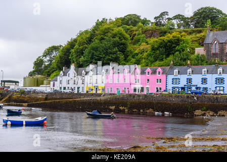 Portree, ÉCOSSE - 11 août, 2017 - voir, des bâtiments colorés de portree sur l'île de Skye. Banque D'Images