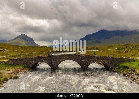 Cuillin Hills Sligachan avec pont sur l'île de Skye, en Ecosse. Banque D'Images