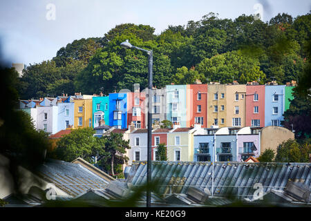 Maisons couleur historique sur la colline du centre-ville de Bristol Banque D'Images