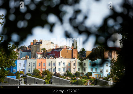 Maisons couleur historique sur la colline du centre-ville de Bristol Banque D'Images
